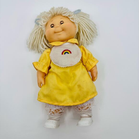 VTG 1984 Heavenly Kids Doll Blonde Hair Yellow Dress Black Eyes W/ White Shoes - Picture 3 of 5